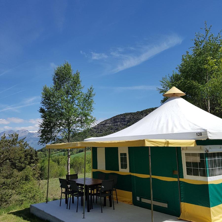 Village De Chalets Et Camping La Pierre De L'Aigle La Bréole Eksteriør billede