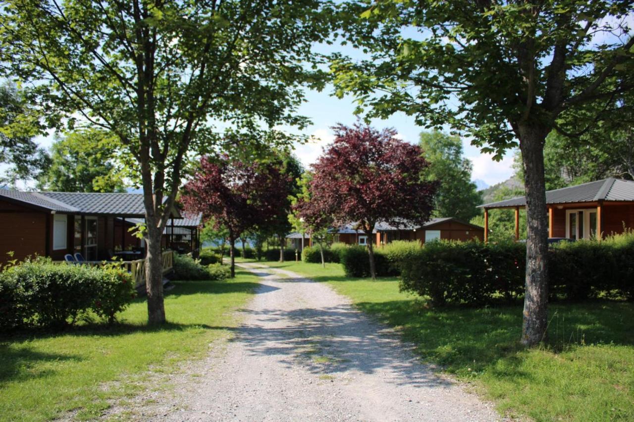 Village De Chalets Et Camping La Pierre De L'Aigle La Bréole Eksteriør billede