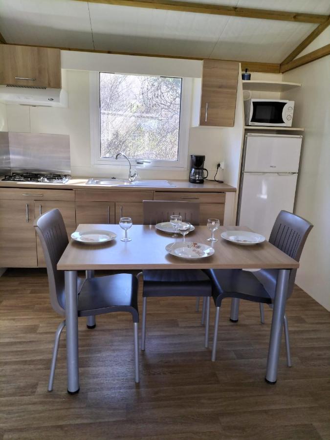 Village De Chalets Et Camping La Pierre De L'Aigle La Bréole Eksteriør billede