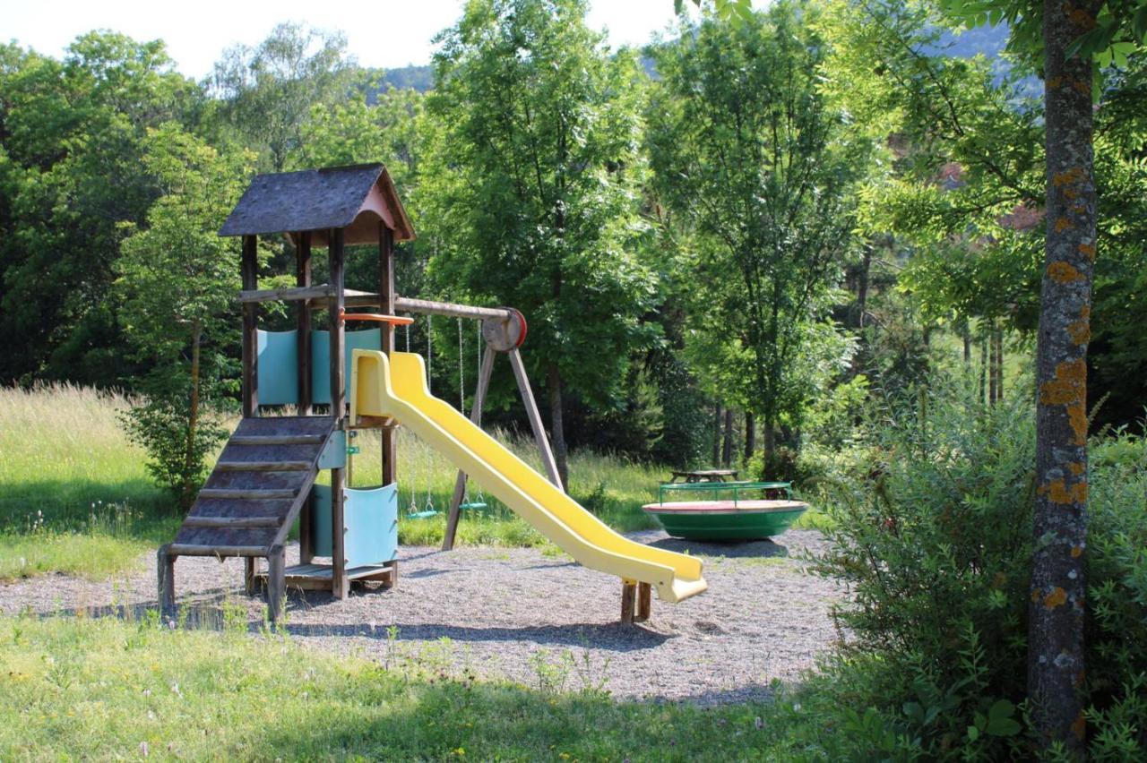 Village De Chalets Et Camping La Pierre De L'Aigle La Bréole Eksteriør billede