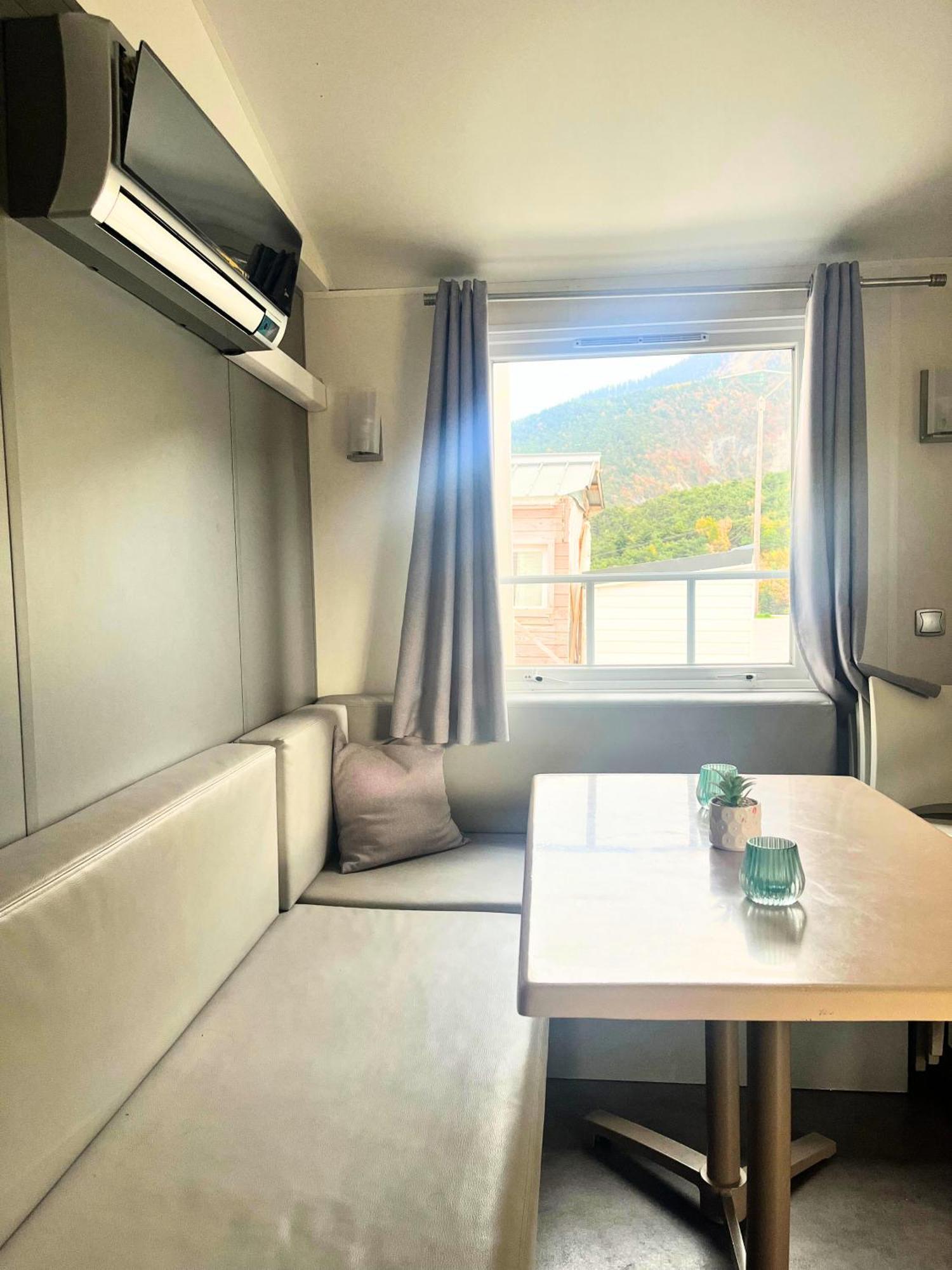 Village De Chalets Et Camping La Pierre De L'Aigle La Bréole Eksteriør billede